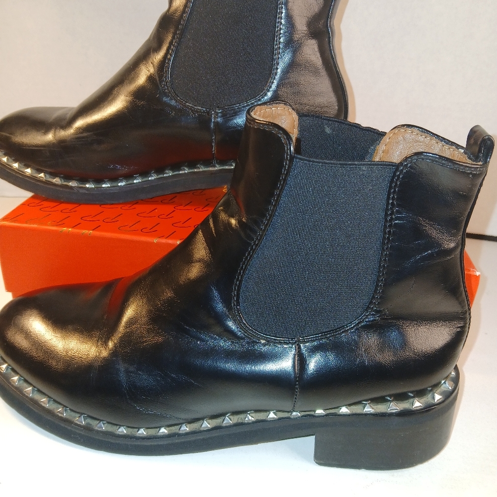 Edgy Smooth Black Leather Classic Chelsea Boots With Studded Trim Sz 7